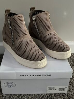 Steve Madden Wedgie Boot Size 7.5